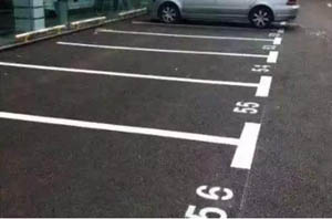 車子停在劃線的“停車位”上卻貼著違章停車罰單嗎?讓人不解?