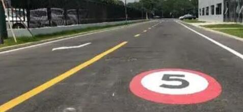 選擇飛揚市政，讓您的廠區(qū)路面劃線更加專業(yè)、耐用、美觀