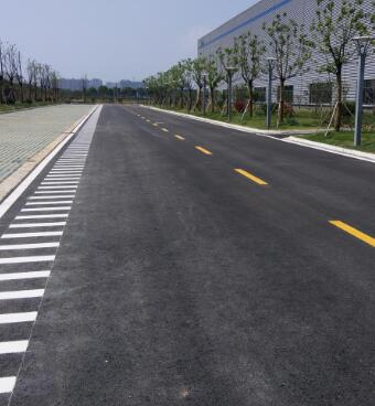 蘇州工廠地面劃線？專業(yè)團(tuán)隊打造高效廠區(qū)交通體系